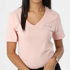 Coupon 😉 Tee 👕 Shirt Femme Col V 9138 Rose de Calvin Klein 🧨
