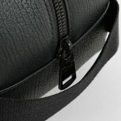 Offres 🧨 Trousse De Toilette Mono Textured 9501 Noir de Calvin Klein ✔️ -Calvin Klein Soldes Magasin calvin klein 322328 K50K509501 BDS 20220603T133222 03