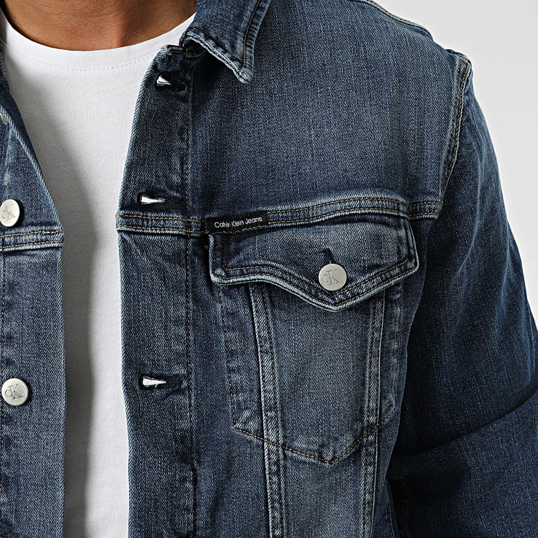 Remise ✔️ Veste Jean Modern Essential 1007 Bleu Denim de Calvin Klein 🔔 2 Remise ✔️ Veste Jean Modern Essential 1007 Bleu Denim de Calvin Klein 🔔 – Image 2