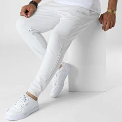 De gros 🔥 Pantalon Jogging GMS2P606 Gris Clair Réfléchissant de Calvin Klein 🎁 -Calvin Klein Soldes Magasin calvin klein 324896 GMS2P606 7YV 20220627T154327 03