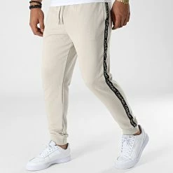 Coupon 🛒 Pantalon Jogging A Bandes GMS2P600 Beige de Calvin Klein 🎉