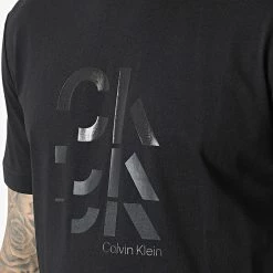 Promo 🔔 Tee 👚 Shirt Graphic Triple Logo 9800 Noir de Calvin Klein 👍 -Calvin Klein Soldes Magasin calvin klein 325031 K10K109800 BEH 20220624T150213 02