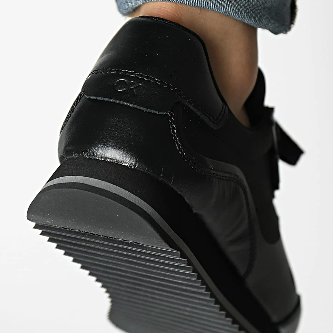 Sortie 🌟 Baskets Low Top Lace Up 0551 Triple Black de Calvin Klein 🤩 4 Sortie 🌟 Baskets Low Top Lace Up 0551 Triple Black de Calvin Klein 🤩 – Image 4