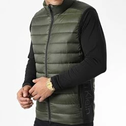 Les meilleures critiques de 🌟 Doudoune Sans Manches Recycled Side Logo 8292 Vert Kaki de Calvin Klein 🧨 -Calvin Klein Soldes Magasin calvin klein 326365 K10K108292 MRZ 20220706T161339 03