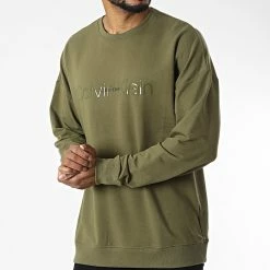 Grosses soldes ❤️ Sweat Crewneck NM2352E Vert Kaki de Calvin Klein 🎁 -Calvin Klein Soldes Magasin calvin klein 328058 NM2352E 0SR 20220719T160346 03