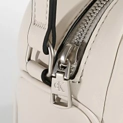 Offres ⌛ Sac A Main Femme Sleek Beige de Calvin Klein 🔔 -Calvin Klein Soldes Magasin calvin klein 328152 K60K610089 ACF 20220802T160200 03