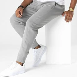 Tout neuf 😉 Pantalon Jogging Micro Logo Repreve 9940 Gris de Calvin Klein 🎉 6 Tout neuf 😉 Pantalon Jogging Micro Logo Repreve 9940 Gris de Calvin Klein 🎉 -Calvin Klein Soldes Magasin calvin klein 328354 K10K109940 PQ6 20220726T152833 03