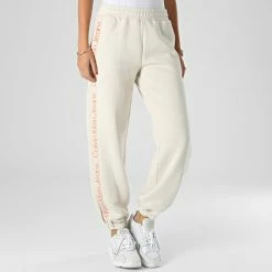 Vente flash 🥰 Pantalon Jogging Femme A Bandes Logo Tape 9738 Beige de Calvin Klein ❤️ -Calvin Klein Soldes Magasin calvin klein 329867 J20J219738 ACF 20220822T155240 03