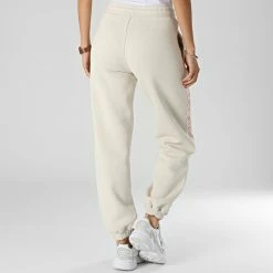 Vente flash 🥰 Pantalon Jogging Femme A Bandes Logo Tape 9738 Beige de Calvin Klein ❤️ -Calvin Klein Soldes Magasin calvin klein 329867 J20J219738 ACF 20220822T155246 04