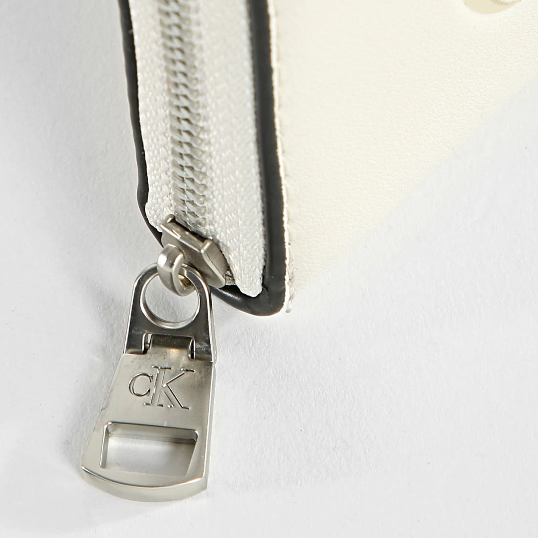 Le moins cher ⭐ Portefeuille Femme Sculpted Mono 0096 Beige de Calvin Klein 🔥 2 Le moins cher ⭐ Portefeuille Femme Sculpted Mono 0096 Beige de Calvin Klein 🔥 – Image 2