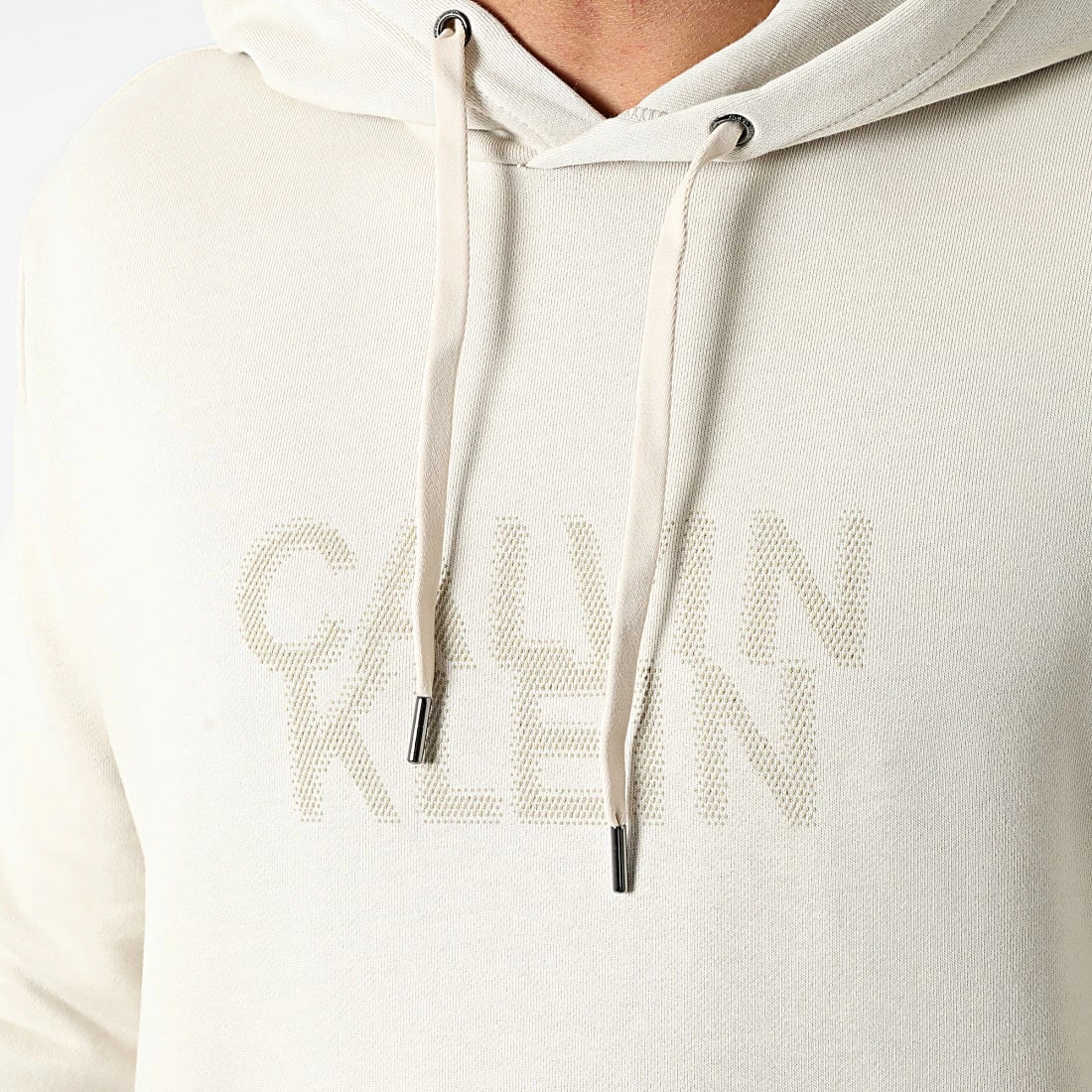 Offres ⌛ Sweat Capuche Distorted Logo 0075 Beige de Calvin Klein ✨ 2 Offres ⌛ Sweat Capuche Distorted Logo 0075 Beige de Calvin Klein ✨ – Image 2
