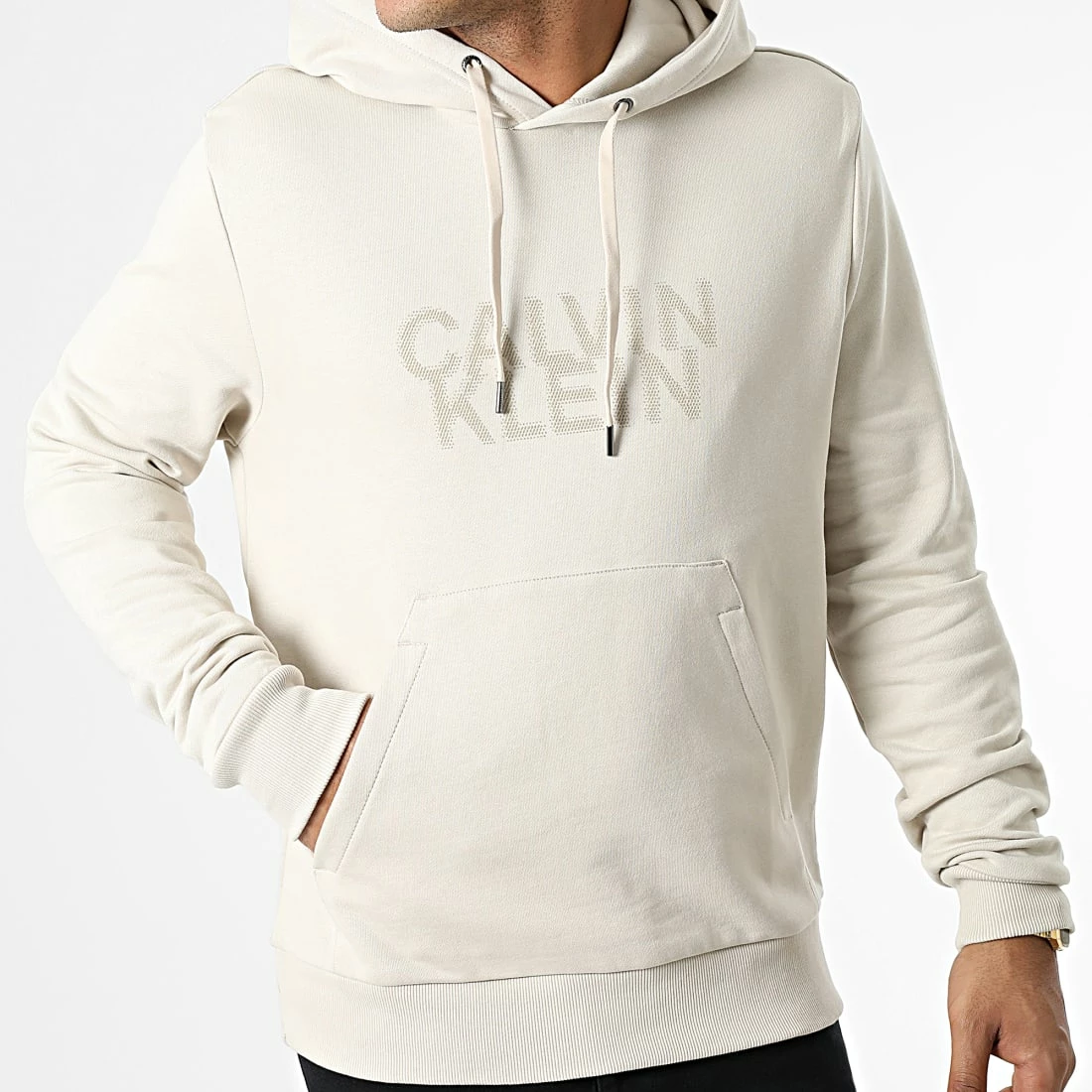 Offres ⌛ Sweat Capuche Distorted Logo 0075 Beige de Calvin Klein ✨ 3 Offres ⌛ Sweat Capuche Distorted Logo 0075 Beige de Calvin Klein ✨ – Image 3