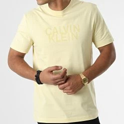Nouveau 🎉 Tee 👚 Shirt Distorted Logo 0113 Jaune Clair de Calvin Klein 🌟 -Calvin Klein Soldes Magasin calvin klein 330739 K10K110113 ZHO 20220805T150002 03