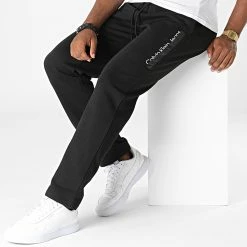 Nouveau 👏 Pantalon Jogging Institutionnal Shine Blocking 2566 Noir de Calvin Klein 🔥 -Calvin Klein Soldes Magasin calvin klein 331194 J30J322566 BEH 20220809T154630 03