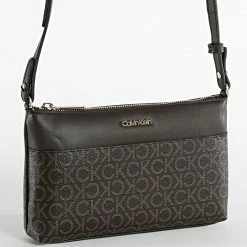 Bon marché 👍 Sac A Main Femme CK Must Mono 9879 Marron de Calvin Klein 🥰