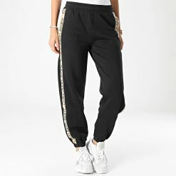 Offres 👍 Pantalon Jogging A Bandes Femme 9738 Noir de Calvin Klein 🧨 6 Offres 👍 Pantalon Jogging A Bandes Femme 9738 Noir de Calvin Klein 🧨 -Calvin Klein Soldes Magasin calvin klein 331571 J20J219738 BEH 20220823T145400 03