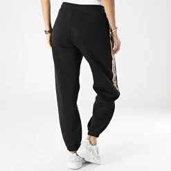 Offres 👍 Pantalon Jogging A Bandes Femme 9738 Noir de Calvin Klein 🧨 7 Offres 👍 Pantalon Jogging A Bandes Femme 9738 Noir de Calvin Klein 🧨 -Calvin Klein Soldes Magasin calvin klein 331571 J20J219738 BEH 20220823T145401 04