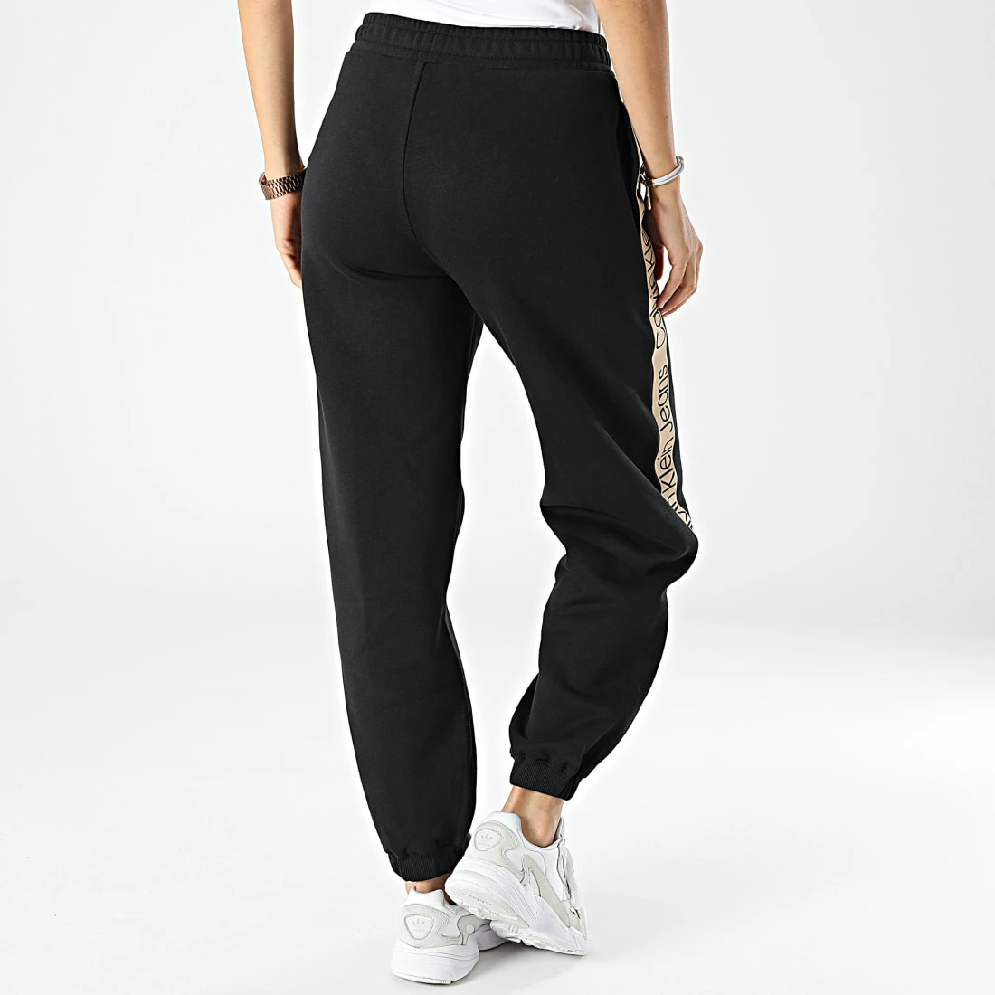 Offres 👍 Pantalon Jogging A Bandes Femme 9738 Noir de Calvin Klein 🧨 4 Offres 👍 Pantalon Jogging A Bandes Femme 9738 Noir de Calvin Klein 🧨 – Image 4