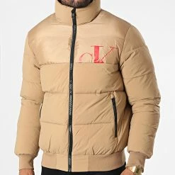 Bon marché 🌟 Doudoune Cut Off CK 1973 Camel de Calvin Klein ✔️ -Calvin Klein Soldes Magasin calvin klein 331845 J30J321973 GV7 20220812T135203 03