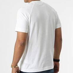 Meilleure vente 🥰 Tee 👚 Shirt A Bandes Elevated Logo 9796 Blanc de Calvin Klein ⭐ -Calvin Klein Soldes Magasin calvin klein 333155 K10K109796 YAF 20220823T141456 04