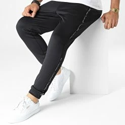 De gros ✔️ Pantalon Jogging A Bandes GMF2P603 Noir de Calvin Klein 😍 -Calvin Klein Soldes Magasin calvin klein 333201 GMF2P603 BAE 20220823T135723 03
