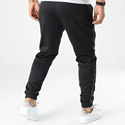 De gros ✔️ Pantalon Jogging A Bandes GMF2P603 Noir de Calvin Klein 😍 -Calvin Klein Soldes Magasin calvin klein 333201 GMF2P603 BAE 20220823T135724 04