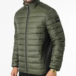 Promo ✔️ Doudoune Recycled Side Logo 8291 Vert Kaki de Calvin Klein 🔥