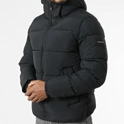 De gros 🧨 Doudoune Capuche Nylon Puffer 0336 Noir de Calvin Klein ✔️