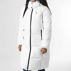 Coupon 👏 Doudoune Longue Capuche Femme 9820 Blanc de Calvin Klein 🥰 -Calvin Klein Soldes Magasin calvin klein 334946 J20J219820 YAF 20220901T154744 03