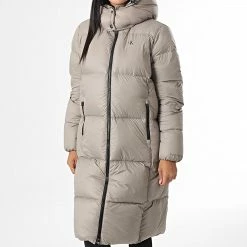 Bon marché 🔔 Doudoune Longue Capuche Femme 9820 Taupe de Calvin Klein 👏 6 Bon marché 🔔 Doudoune Longue Capuche Femme 9820 Taupe de Calvin Klein 👏 -Calvin Klein Soldes Magasin calvin klein 334947 J20J219820 A03 20220901T154921 03