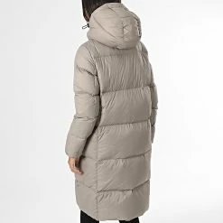 Bon marché 🔔 Doudoune Longue Capuche Femme 9820 Taupe de Calvin Klein 👏 7 Bon marché 🔔 Doudoune Longue Capuche Femme 9820 Taupe de Calvin Klein 👏 -Calvin Klein Soldes Magasin calvin klein 334947 J20J219820 A03 20220901T154922 04