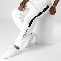 Meilleur prix 🥰 Pantalon Jogging A Bande Stacked Colorblock 2045 Blanc de Calvin Klein ⭐ -Calvin Klein Soldes Magasin calvin klein 335485 J30J322045 YAF 20220906T140819 03