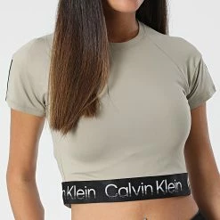 Offres 💯 Tee 👚 Shirt Crop Femme GWF2K102 Beige de Calvin Klein ✨