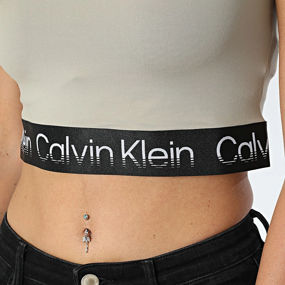 Offres 💯 Tee 👚 Shirt Crop Femme GWF2K102 Beige de Calvin Klein ✨ 2 Offres 💯 Tee 👚 Shirt Crop Femme GWF2K102 Beige de Calvin Klein ✨ – Image 2