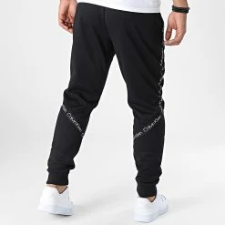 Top 10 👍 Pantalon Jogging A Bandes GMF2P602 Noir de Calvin Klein ✨ -Calvin Klein Soldes Magasin calvin klein 337702 GMF2P602 BAE 20220922T155122 04