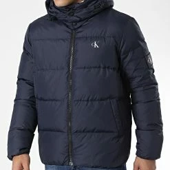 Tout neuf 😀 Doudoune Capuche Essential Down 8412 Bleu Marine de Calvin Klein ⌛ -Calvin Klein Soldes Magasin calvin klein 337781 J30J318412 CHW 20220921T160859 03