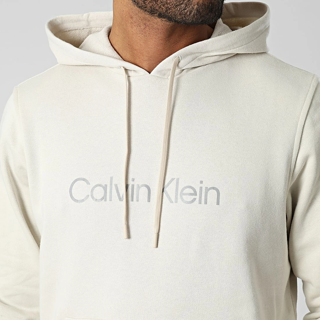 Promo ⌛ Sweat Capuche Réfléchissant GMS2W304 Beige de Calvin Klein 🛒 2 Promo ⌛ Sweat Capuche Réfléchissant GMS2W304 Beige de Calvin Klein 🛒 – Image 2