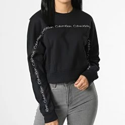 Bon marché ✔️ Sweat Crewneck A Bandes Femme Crop GWF2W300 Noir de Calvin Klein ⭐
