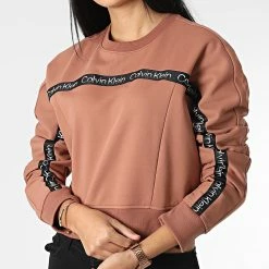 Remise ✔️ Sweat Crewneck A Bandes Femme Crop GWF2W300 Marron de Calvin Klein 😉 -Calvin Klein Soldes Magasin calvin klein 338500 GWF2W300 64M 20221104T155215 03