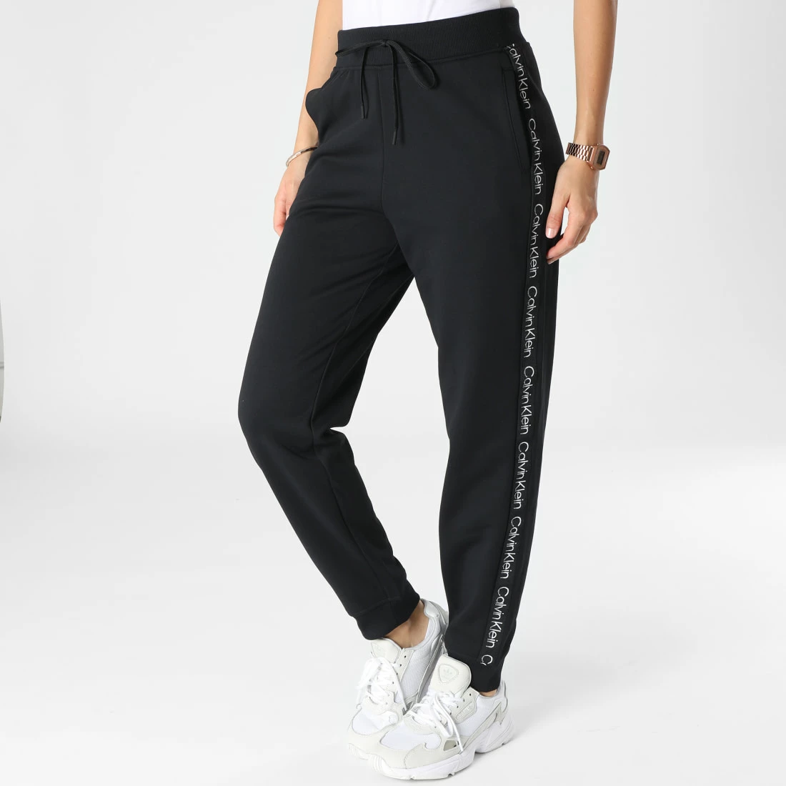 Vente flash ✔️ Pantalon Jogging A Bandes Femme GWF2P601 Noir de Calvin Klein 🤩 1 Vente flash ✔️ Pantalon Jogging A Bandes Femme GWF2P601 Noir de Calvin Klein 🤩