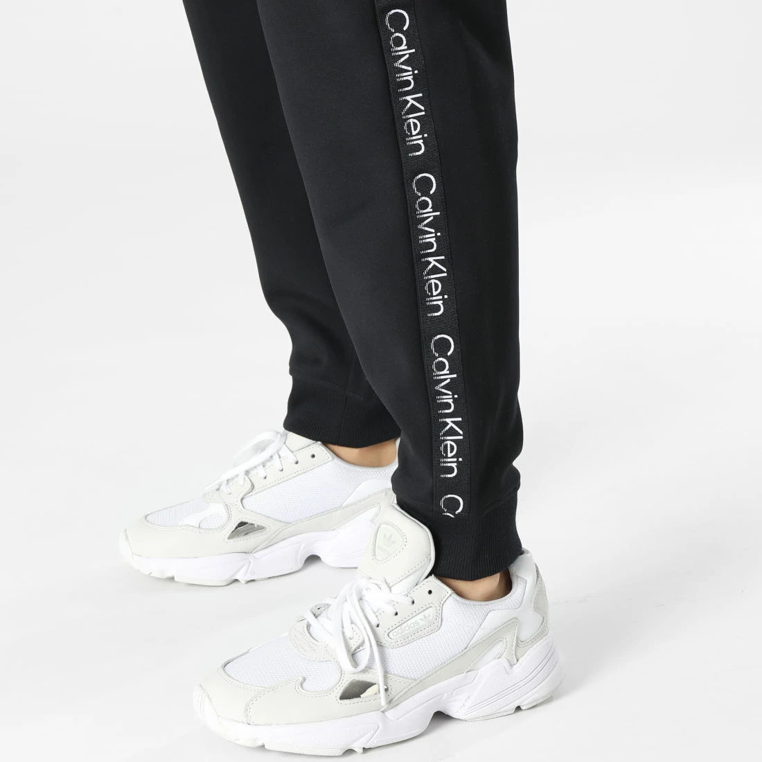 Vente flash ✔️ Pantalon Jogging A Bandes Femme GWF2P601 Noir de Calvin Klein 🤩 2 Vente flash ✔️ Pantalon Jogging A Bandes Femme GWF2P601 Noir de Calvin Klein 🤩 – Image 2