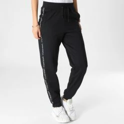 Vente flash ✔️ Pantalon Jogging A Bandes Femme GWF2P601 Noir de Calvin Klein 🤩 6 Vente flash ✔️ Pantalon Jogging A Bandes Femme GWF2P601 Noir de Calvin Klein 🤩 -Calvin Klein Soldes Magasin calvin klein 338502 GWF2P601 BAE 20221110T142809 03