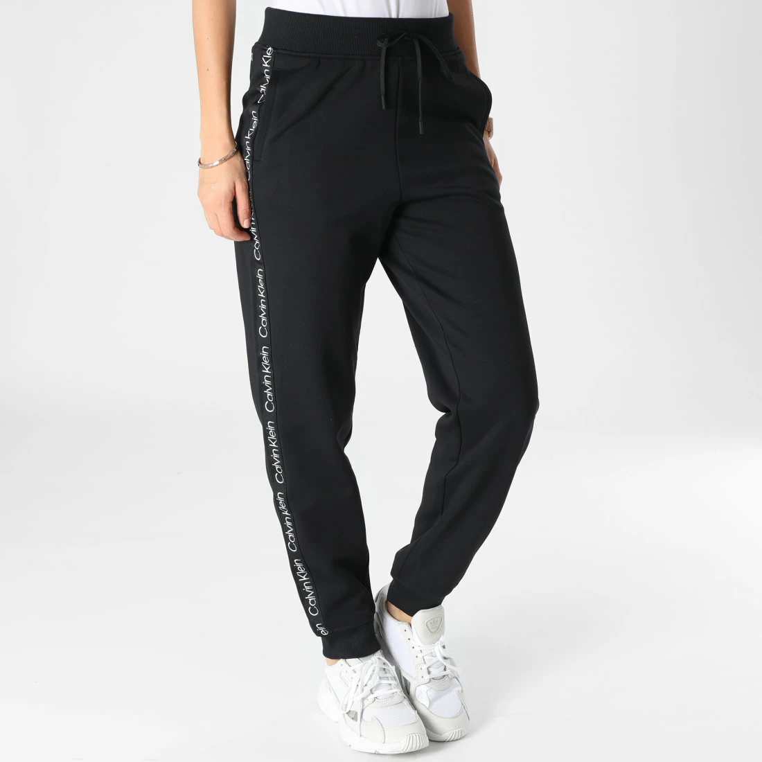 Vente flash ✔️ Pantalon Jogging A Bandes Femme GWF2P601 Noir de Calvin Klein 🤩 3 Vente flash ✔️ Pantalon Jogging A Bandes Femme GWF2P601 Noir de Calvin Klein 🤩 – Image 3
