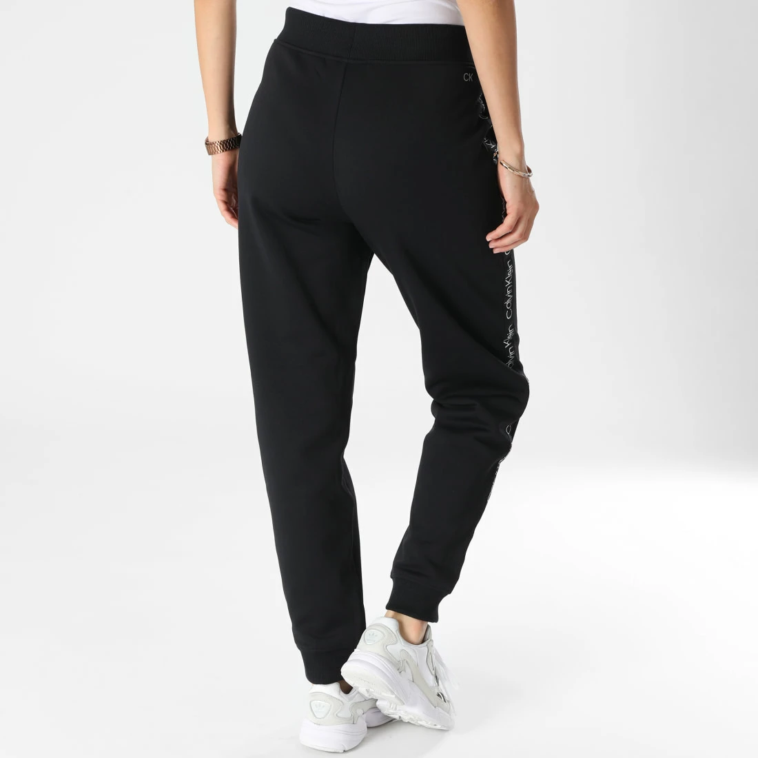 Vente flash ✔️ Pantalon Jogging A Bandes Femme GWF2P601 Noir de Calvin Klein 🤩 4 Vente flash ✔️ Pantalon Jogging A Bandes Femme GWF2P601 Noir de Calvin Klein 🤩 – Image 4