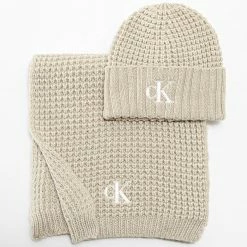 Meilleur prix 😉 Lot Echarpe Et Bonnet Waffle 0149 Beige de Calvin Klein 🎉