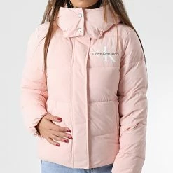 Meilleur prix 🤩 Doudoune Femme Capuche Mono Logo 9007 Rose de Calvin Klein 👍