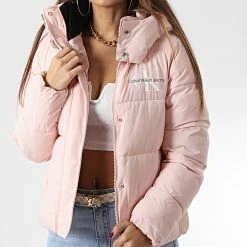 Meilleur prix 🤩 Doudoune Femme Capuche Mono Logo 9007 Rose de Calvin Klein 👍 6 Meilleur prix 🤩 Doudoune Femme Capuche Mono Logo 9007 Rose de Calvin Klein 👍 -Calvin Klein Soldes Magasin calvin klein 340615 J20J219007 TKY 20221010T123417 03