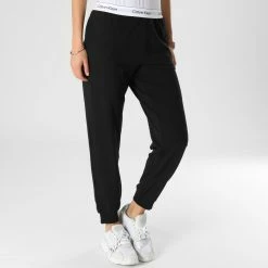 Promo 🤩 Pantalon Jogging Femme QS6872E Noir de Calvin Klein 🌟 6 Promo 🤩 Pantalon Jogging Femme QS6872E Noir de Calvin Klein 🌟 -Calvin Klein Soldes Magasin calvin klein 341322 QS6872E UB1 20221110T144656 03