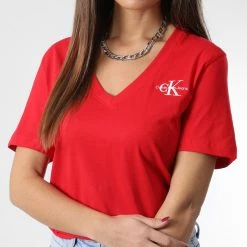 Tout neuf 🤩 Tee 👕 Shirt Femme Col V Monologo 9138 Rouge de Calvin Klein 😉 -Calvin Klein Soldes Magasin calvin klein 342076 J20J219138 XL6 20221021T161732 03