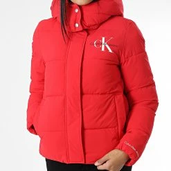 Promo 😉 Doudoune Femme Capuche Mono Logo 9007 Rouge de Calvin Klein 🛒